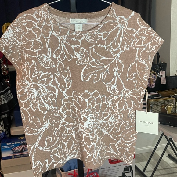 #108 - Cynthia Rowley New York Crewneck Floral Top. Brand New With Tag. - Picture 2 of 12